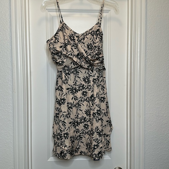 New CUPSHE Floral Print Wrap-Front Mini V-Neck Dress Sz Medium - Picture 3 of 11